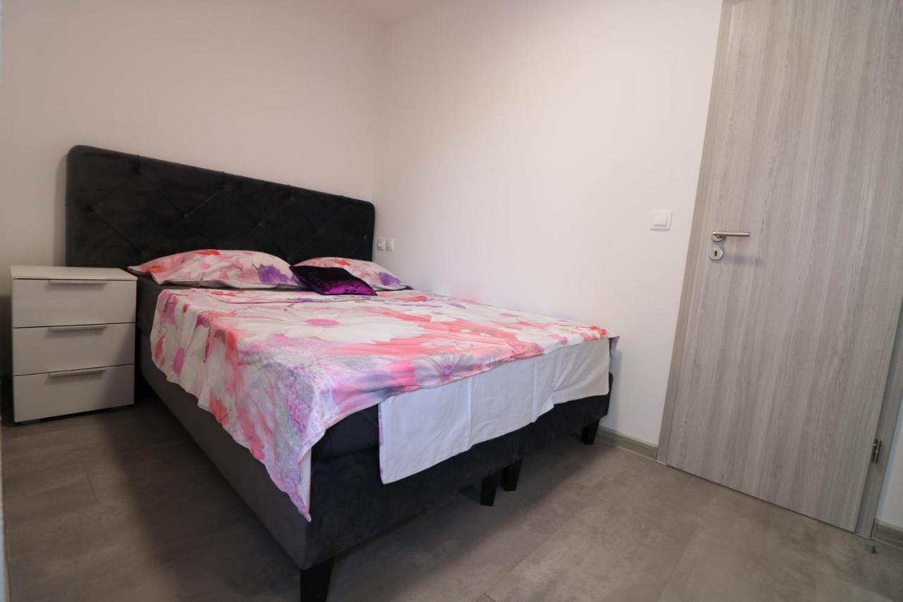 Klaudia Apartment Пула Екстериор снимка