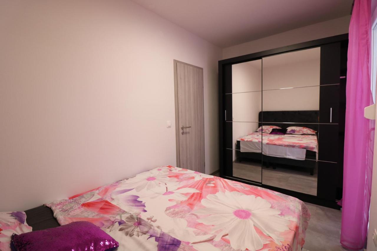 Klaudia Apartment Пула Екстериор снимка